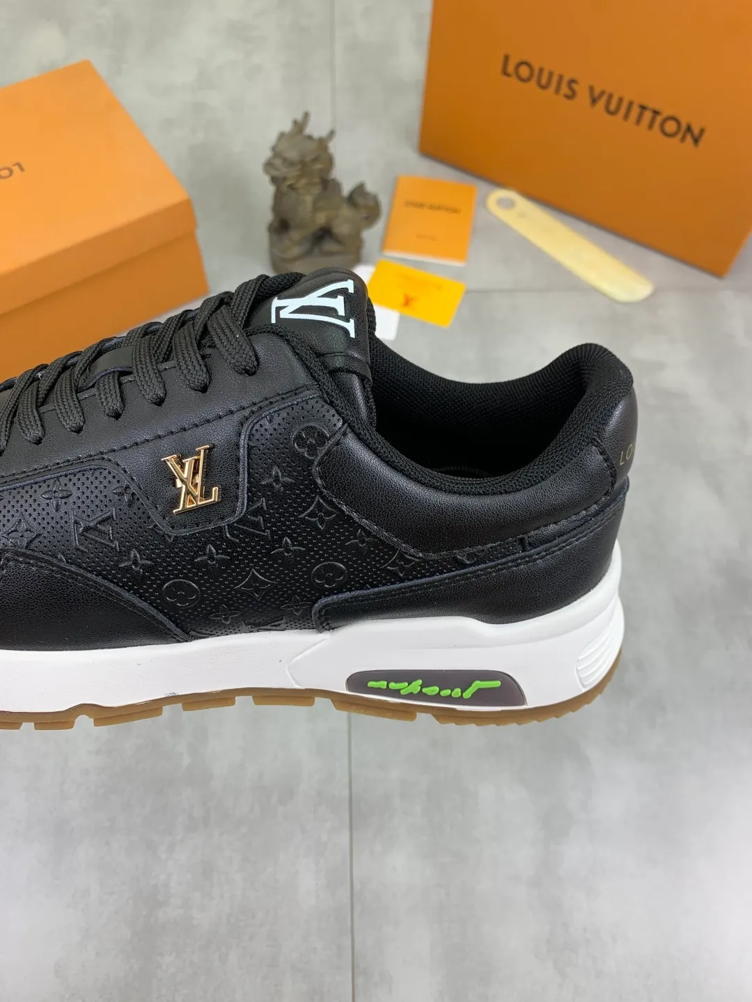 Men's Men's Shoes 💰P440💰【New Style】Yangli🆘 💭💭New model launched【LOUlS VUlTTON】Louis Vuitton's new low-top men's shoes, high quality, support inspection! This style comes from Italy with a variety of styles, very energetic and creative, giving people a comfortable and atmospheric visual impact❗Synchronization, the upper is made of silk calfskin with original LV, imported soft sheepskin lining🐑Purely hand-stitched; LV original rubber outsole 2️⃣color options available Size: 38~44